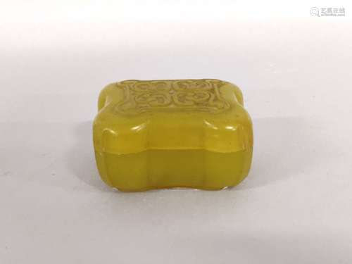 CHINE. BOÎTE polylobée en jade jaune sculpté et gravé. 6 x 4...