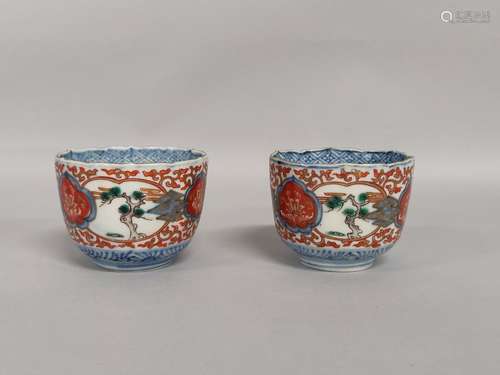 Paire de petits BOLS en porcelaine émaillée polychrome à déc...