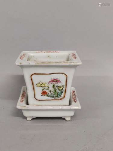 CHINE. Petite JARDINIERE de forme carrée en porcelaine à déc...