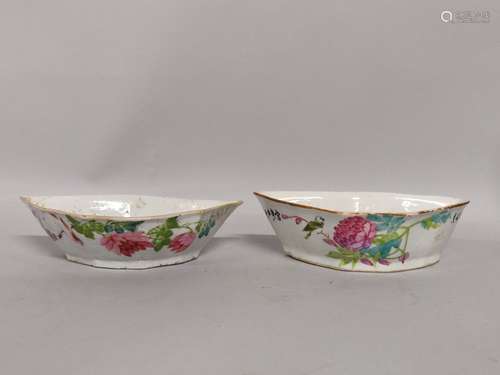 CHINE. Deux COUPES NAVETTES en porcelaine à décor polychrome...