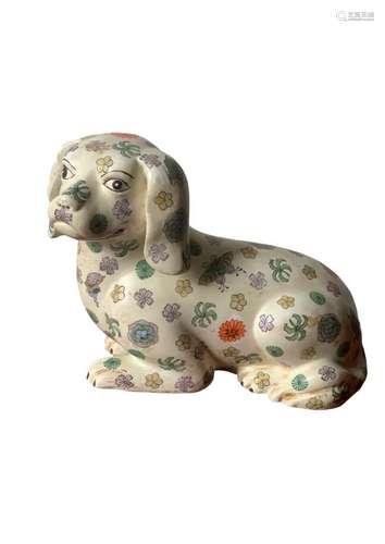 CHINE. CHIEN couché en porcelaine blanche à décor polychrome...