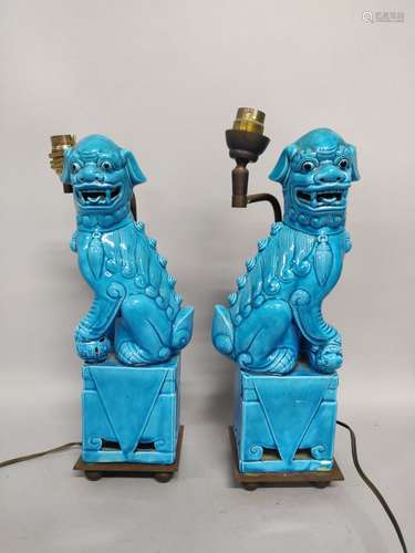 CHINE. Paire de CHIENS de FO en céramique émaillée bleue. XX...