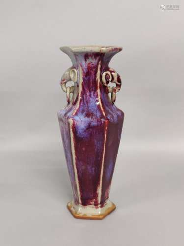 CHINE. VASE en grès de section hexagonale à couverte mauve n...