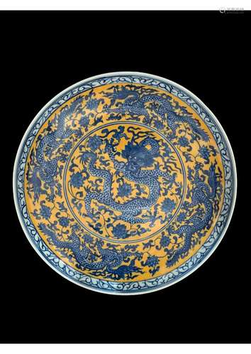 CHINE. ASSIETTE en porcelaine à fond jaune à décor central d...