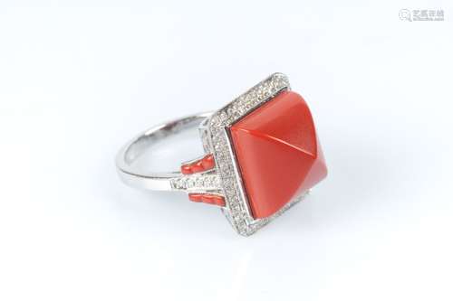 Bague en or gris sertie d'une cornaline (0,8 x 1,1 x 1,2 cm)...