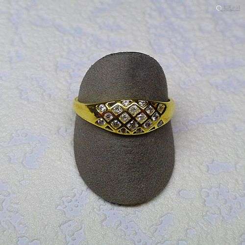 Bague en or jaune sertis d'oxydes de zirconium. Or 2,83 g. T...