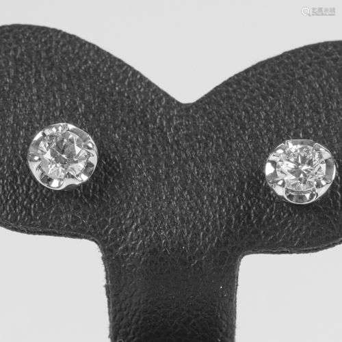 Paire de boutons d'oreilles serties de deux diamants ronds p...