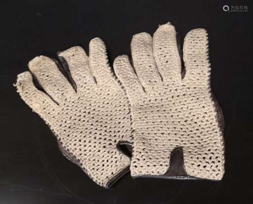 HERMES. Paire de gants en cuir lisse marron et crochet (usur...