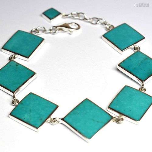 Bracelet en argent massif soutenant des turquoises naturelle...