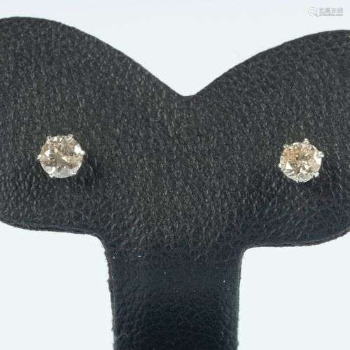 Paire de clous d'oreilles en or gris sertis de deux diamants...