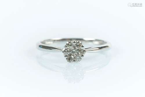 Bague fleur en or gris sertie de 7 diamants ronds pour env. ...