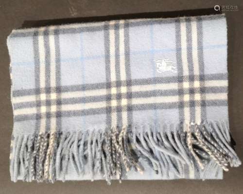 BURBERRY. Echarpe en laine à franges, motif tartan ciel. 169...