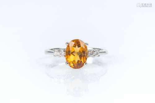 Bague en or gris sertie d'une citrine ovale épaulée de diama...