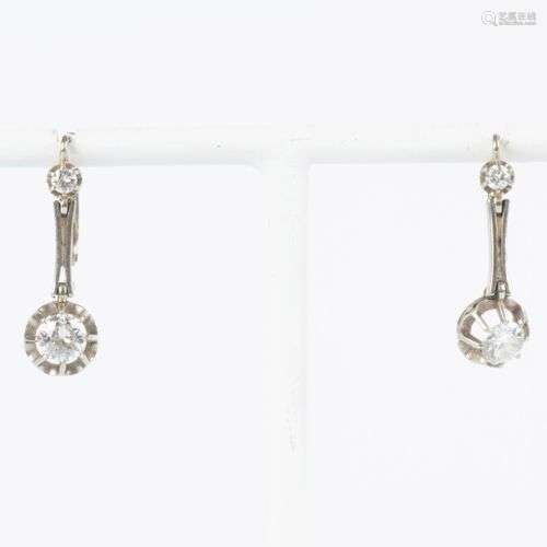 Paire de boucles d'oreilles dormeuses en or gris serties de ...