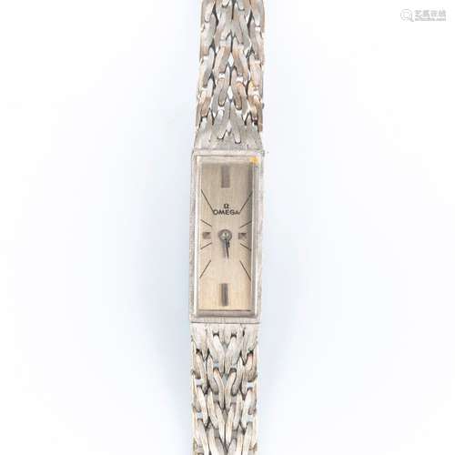 OMEGA. Bracelet-montre ligne de dame en or gris, cadran rect...