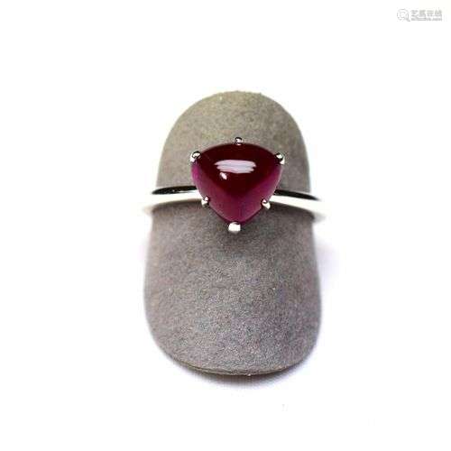 Bague en or blanc sertie d'un rubis taille troïdia cabochon ...