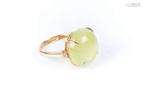 Bague en or rose sertie d'un quartz jaune-vert cabochon rond...