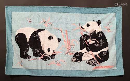 HERMES. Drap de plage en coton à décor de pandas, dominante ...