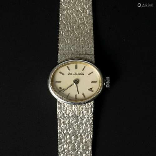 Bracelet-montre de dame en or gris, le cadran ovale signé AU...