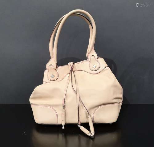 LANCEL. Sac à main en cuir lisse beige, surpiqures rouge. (p...