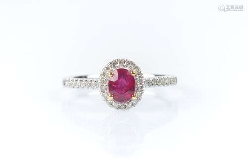 Bague en or gris sertie d'un rubis ovale (env. 0,4 x 0,5 cm)...