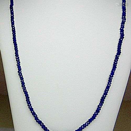 Collier chute en saphirs naturels pesant 66 cts env. Fermoir...