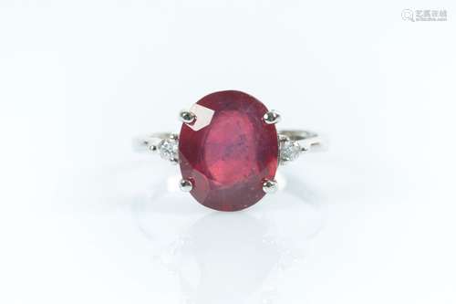 Bague en or gris sertie d'un rubis ovale traité pesant env. ...