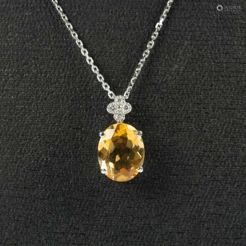 Pendentif en or gris serti d'une citrine ovale pesant env. 2...