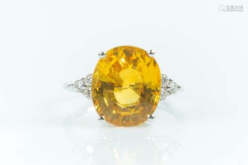 Bague en or gris sertie d'un saphir jaune coussin traité pes...