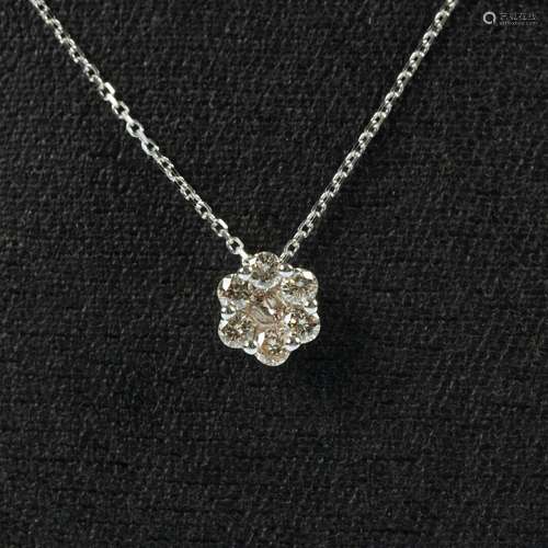 Pendentif en or gris sertie de 7 diamants ronds formant une ...