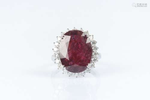 Bague en or gris sertie d'un rubis naturel ovale pesant 9,09...