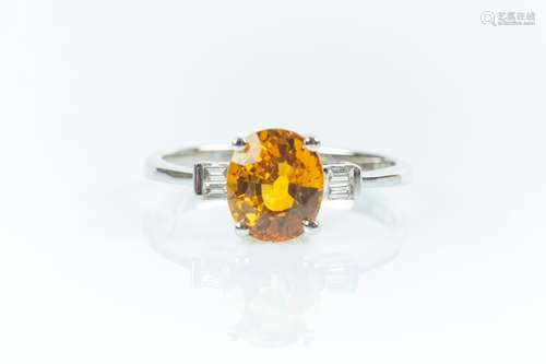 Bague en or gris sertie d'un saphir jaune ovale pesant env. ...