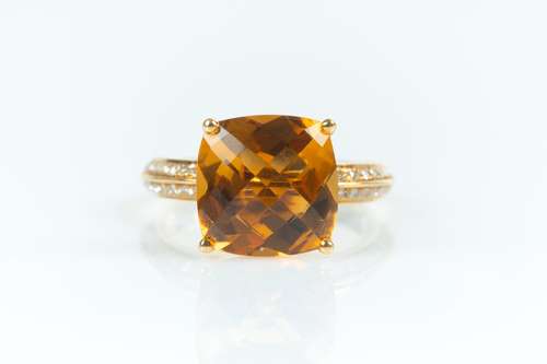 Bague en or sertie d'une citrine coussin facettée pesant env...