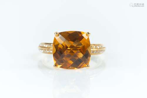 Bague en or sertie d'une citrine coussin facettée pesant env...