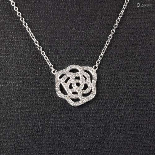 Collier fleur en or gris serti de diamants. Long. 40 cm. 3,1...