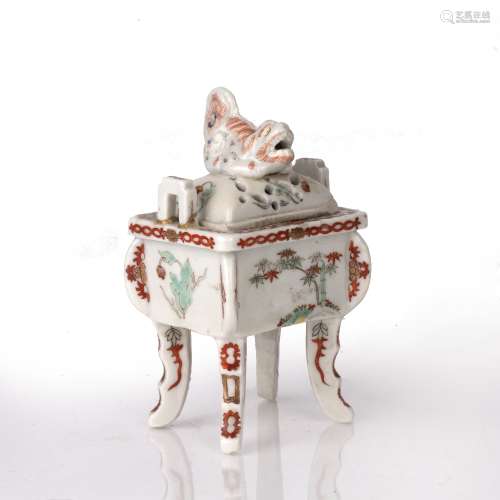 Kakiemon style censer Japanese decorated with a beast finial...