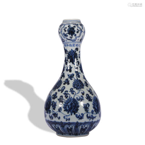 A blue and white 'floral' garlic-head vase