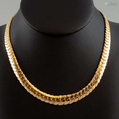 Collier ras de cou deux ors 18K 750° maille plate. Poids 37,...