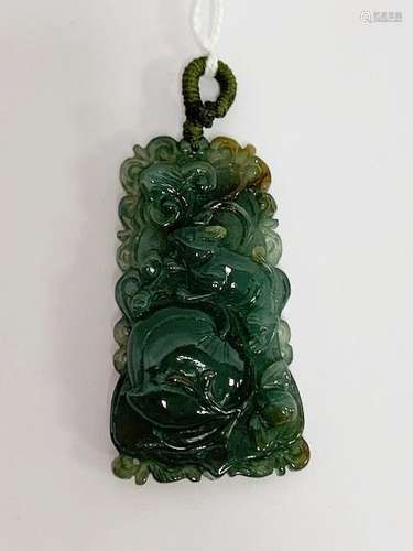 Chine. Pendentif en jade céladon à décor de fruit et d'un la...