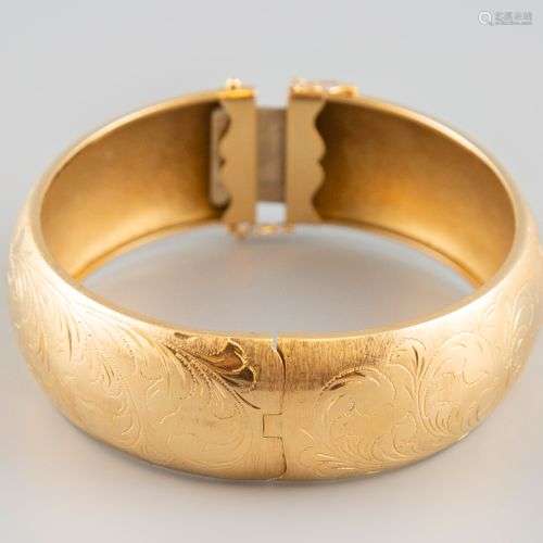 Bracelet jonc en or jaune 18K 750° gravé de motifs floraux. ...