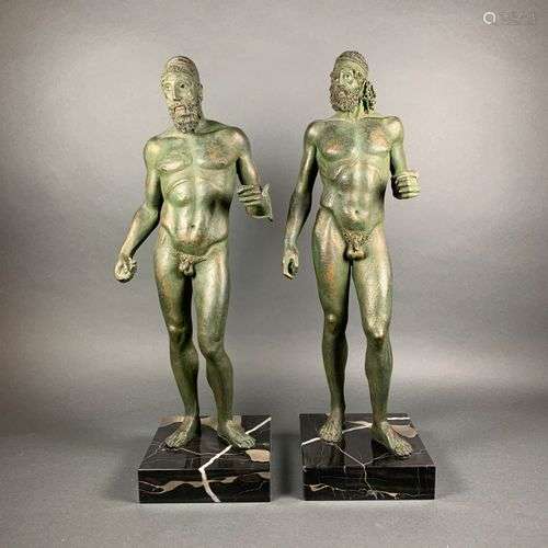 Guerriers ou bronzes de Riace, paire de sculptures en régule...