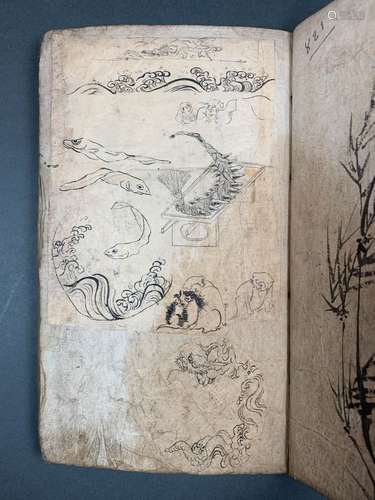 Album de croquis, représentant des décors de tsuba, oiseaux ...