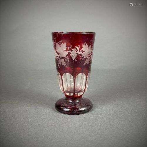 Verre à fond rouge, Bohême XIXe, à décor en réserve de pampr...