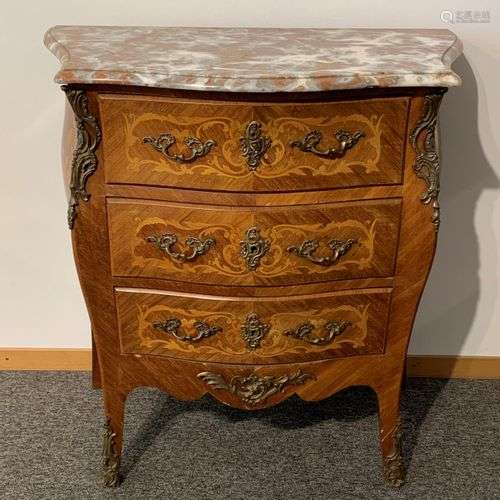 Petite commode, style Louis XV, en placage de bois à décor m...