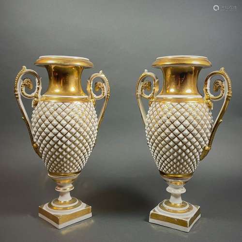 Paire de vases balustres en porcelaine blanche et or, anse à...