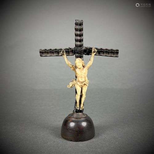 Crucifix en ivoire, Espagne (?) XVIIe, croix: 11,6 x 7,6 cm,...