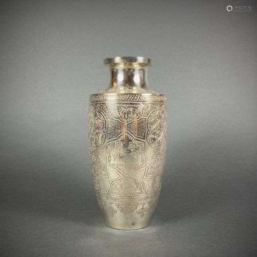 Petit vase en argent 900 à décor islamisant, Egypte, Alexand...