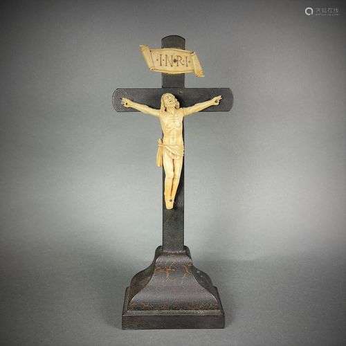 Crucifix en ivoire, XVIIIe, marqué « GAC » sur la base du so...