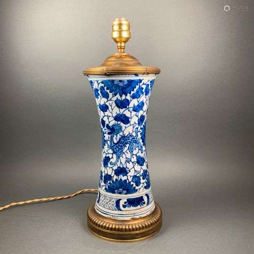 Vase en porcelaine de Delft monté en lampe à décor bleu-blan...