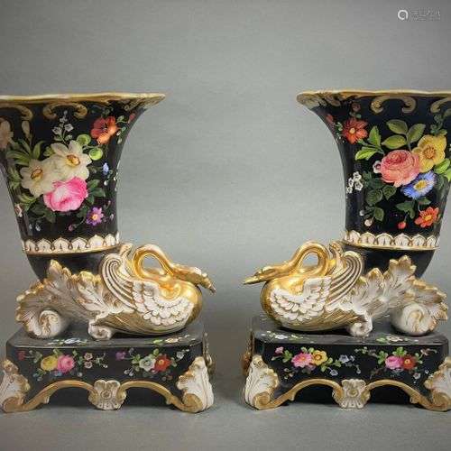 Paire de vases en forme de rhytons en porcelaine à décor de ...